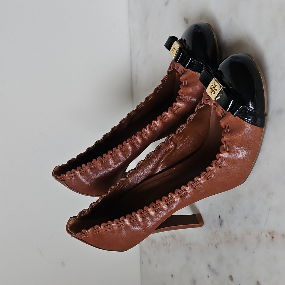 TORY BURCH: Chocolate Brown Leather Black Patent Bow Heels